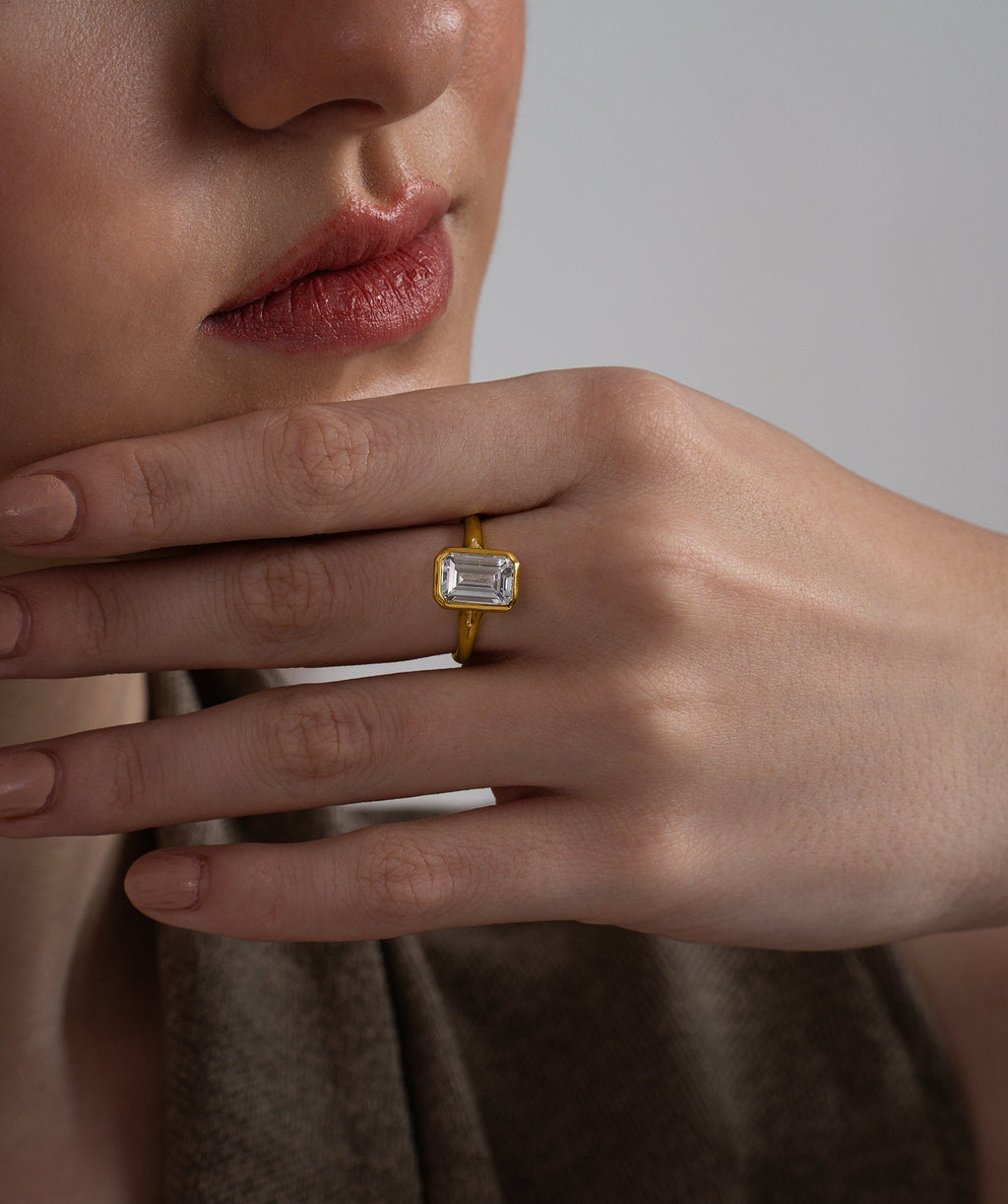 Emerald Glow Solitaire Ring